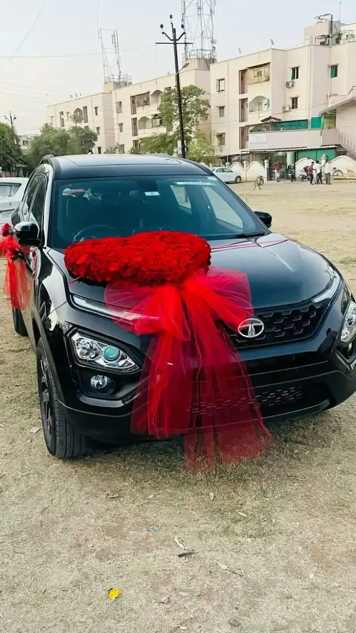 Red Heart Bonnet Wedding Car Decoration – Black SUV